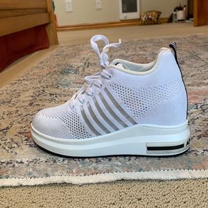 Hidden platform tennis shoes